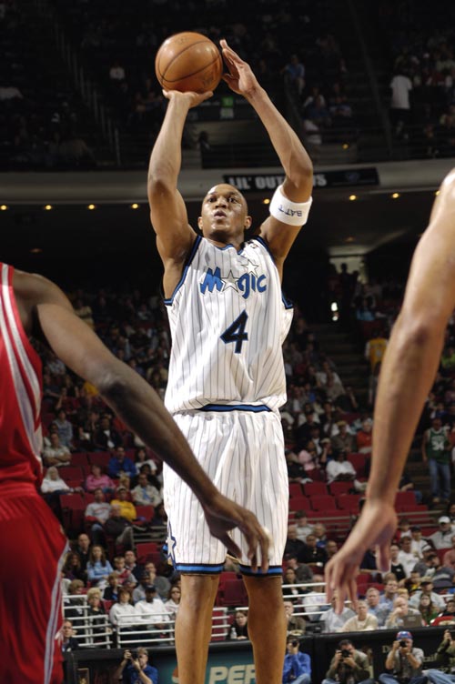 展现潜力！国王新秀中锋雷诺29分11篮板双双刷新生涯新高（国王新秀中锋雷诺爆发：29分11篮板双创生涯新高）