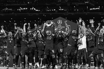 利物浦本赛季状态低迷，引援失误和阵容问题导致萨拉赫被冷宫，球队内部矛盾加剧。（利物浦赛季表现不佳：引援不当、阵容失衡致萨拉赫遭雪藏，队内矛盾升级）