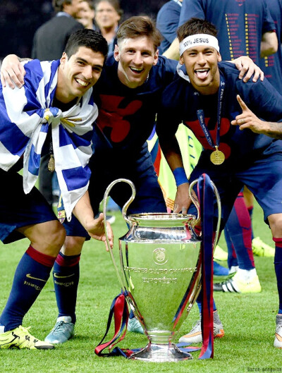 东西部得分王各砍10分，詹姆斯贡献劈扣，两队首节战平（东西部得分王齐取10分，詹姆斯上演暴扣，首节双方战成平手）