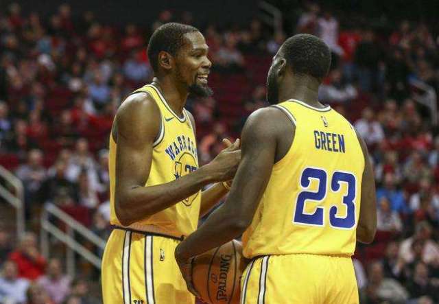 打高兴了！威少迎着申京再中三分球 个人本场第三记（手感火热！威少面对申京再中三分 本场第3记）