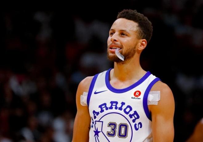 飞起来了！美国高中球员这波操作太秀了！（起飞！美国高中球员这一波神操作震撼全场）