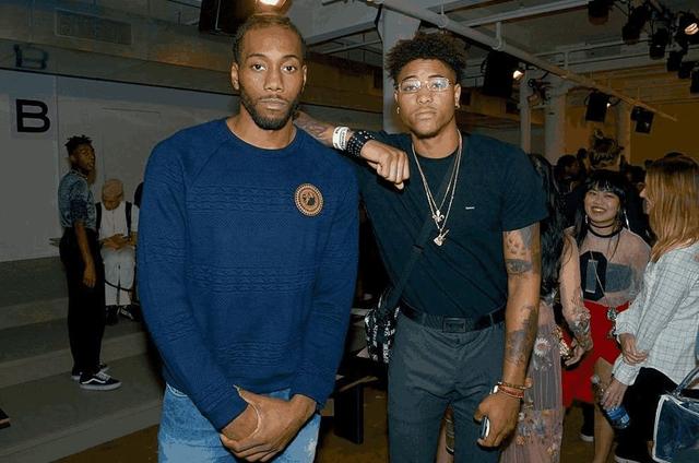 暖心！暂停期间全场观众为追梦儿子齐唱生日歌（温馨瞬间！暂停时全场球迷为追梦之子合唱生日歌）