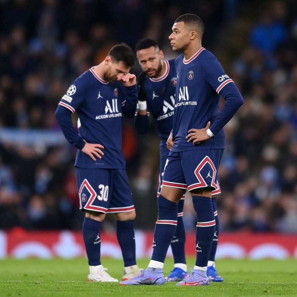 曼联错失良机，西汉姆联打击与英超联赛影响（曼联挥霍良机，西汉姆重击引发英超连锁反应）