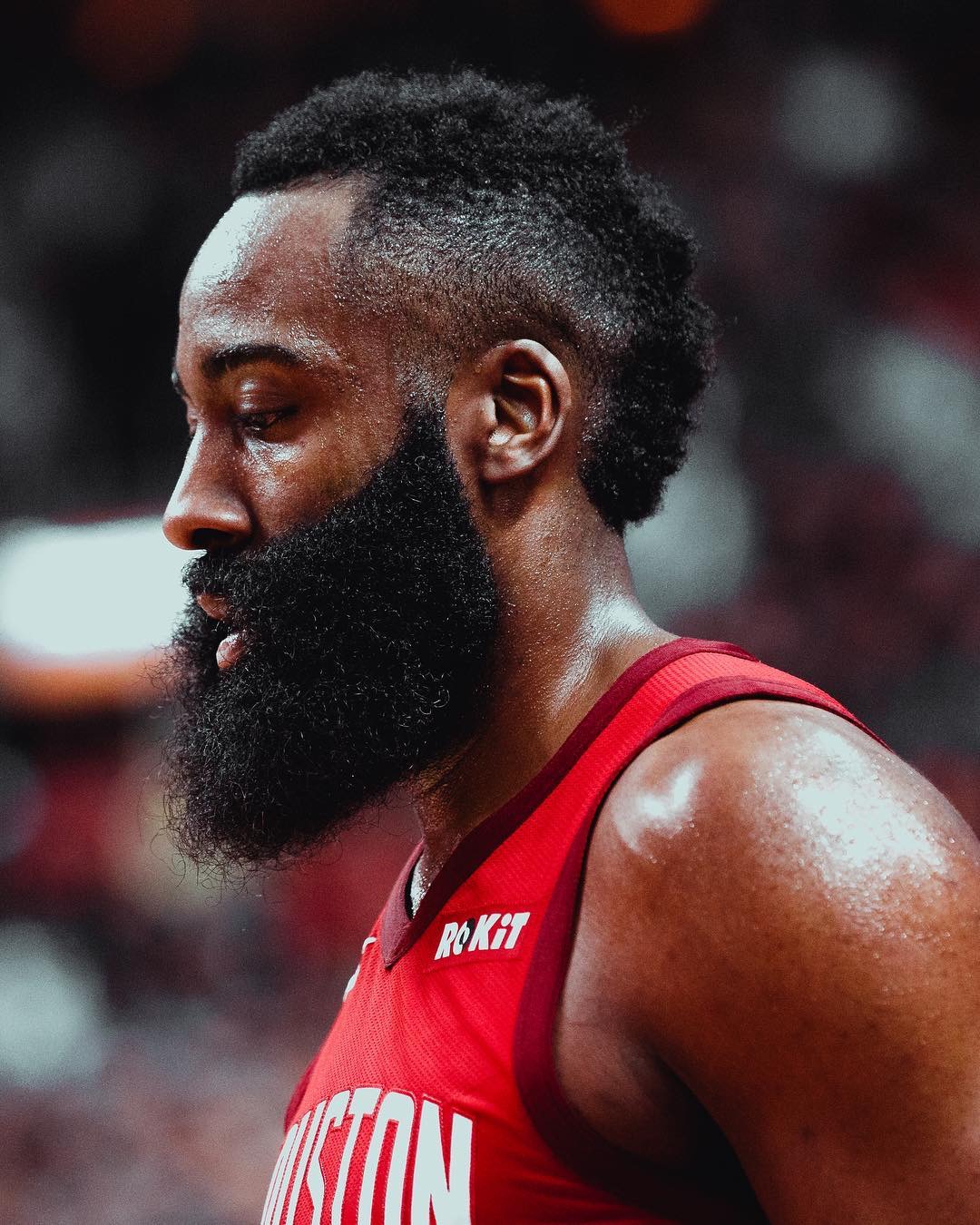 创历史，埃因霍温是首支正式比赛在安菲尔德打进3球的荷兰球队（历史首例！埃因霍温成首支在安菲尔德正式赛攻入3球的荷兰队）