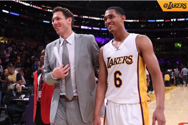 小克鲁伊夫：巴萨必须要保持冷静，我并不担心他们的表现（小克鲁伊夫：巴萨需稳住心态，我对球队发挥并不担忧）