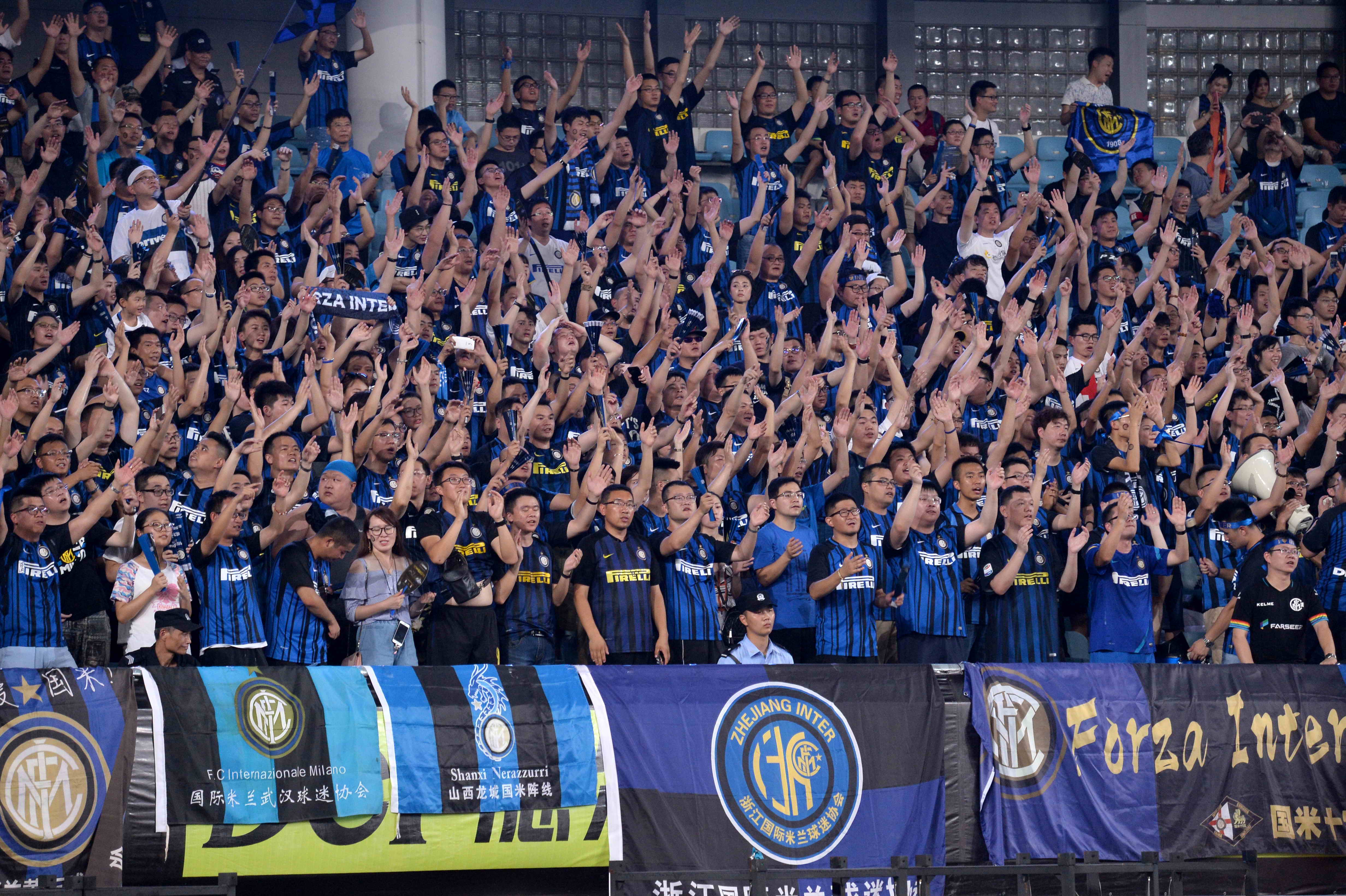 努力追赶！孙铭徽反击信手拈来送背传 胡金秋跟进接球上篮得手（奋力追分！孙铭徽快攻背传妙传，胡金秋跟进上篮命中）