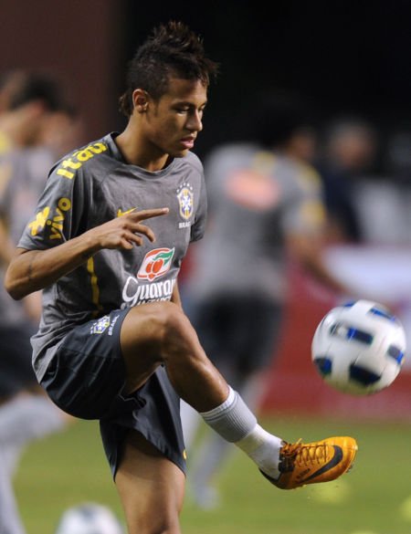 萨里：建议把VAR设备放的离替补席远一点，裁判需要冷静判断（萨里呼吁将VAR设备与替补席保持更大距离，裁判需冷静作出判罚）