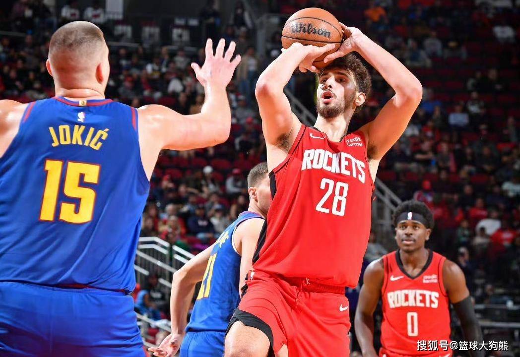 主裁：夸安萨拉拽丘库埃梅卡没判罚？这是极轻微、无效的拉拽（主裁回应夸安萨拉拉拽丘库埃梅卡未判：接触极轻微，拉拽无实质影响）