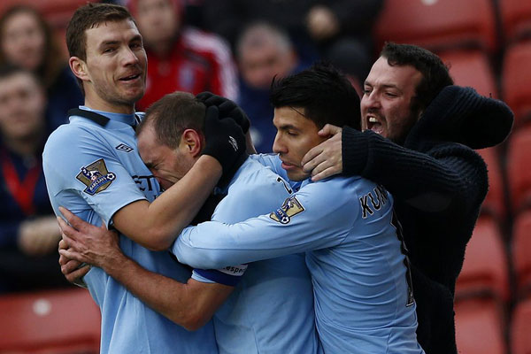 势大力沉！鄢手骐上篮不中 奥利弗跟进双手暴力补扣（气势如虹！鄢手骐上篮打铁 奥利弗跟进双手重磅补扣）