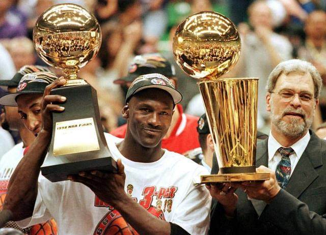 终于有正面贡献！杨瀚森前场板先助攻三分 然后快攻再助攻扣篮（杨瀚森迎来高光时刻：抢前场板助攻三分，快攻再送扣篮助攻）