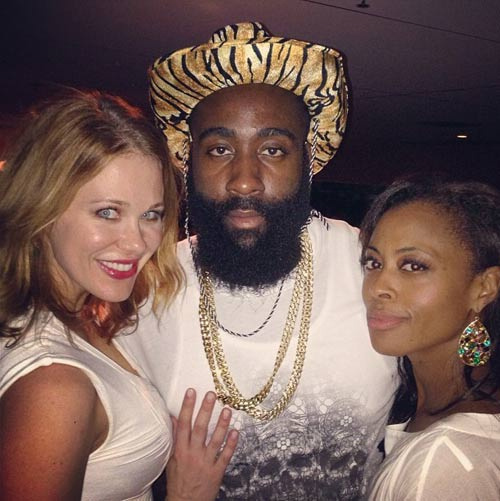 媒体人：周琦腰部出现不适情况，周五对阵新疆有可能会轮休（据媒体人消息，周琦腰部不适，周五对阵新疆或将轮休）