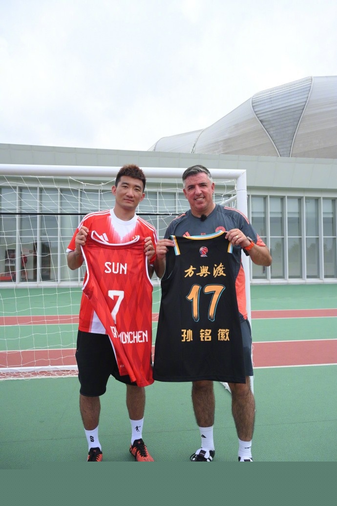 技惊四座，麦克托米奈开场3分钟为苏格兰打入一粒精彩的倒钩（麦克托米奈开场3分钟倒钩破门，技惊四座）