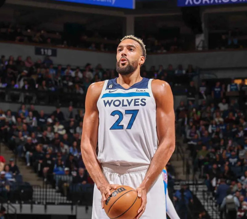 在直播镜头前被弗拉门戈球迷暴力扯头发，女记者发文呼吁尊重（直播中遭弗拉门戈球迷粗暴揪发，女记者发声呼吁尊重）